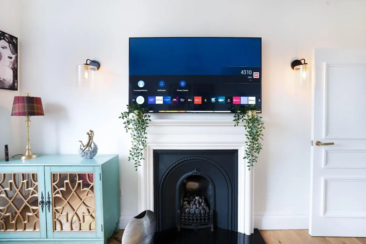 Meadowbank Residence 3-Bed Edinburgh Apartment