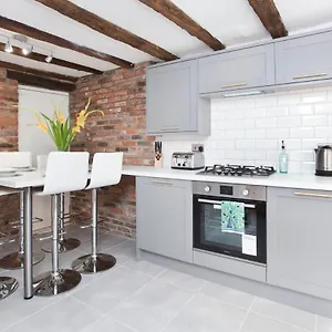 The Mount Hideaway With Hot Tub Holiday home York